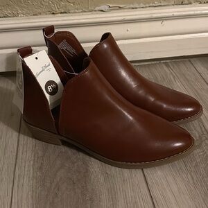 NEW Universal Thread Short Boots 8.5